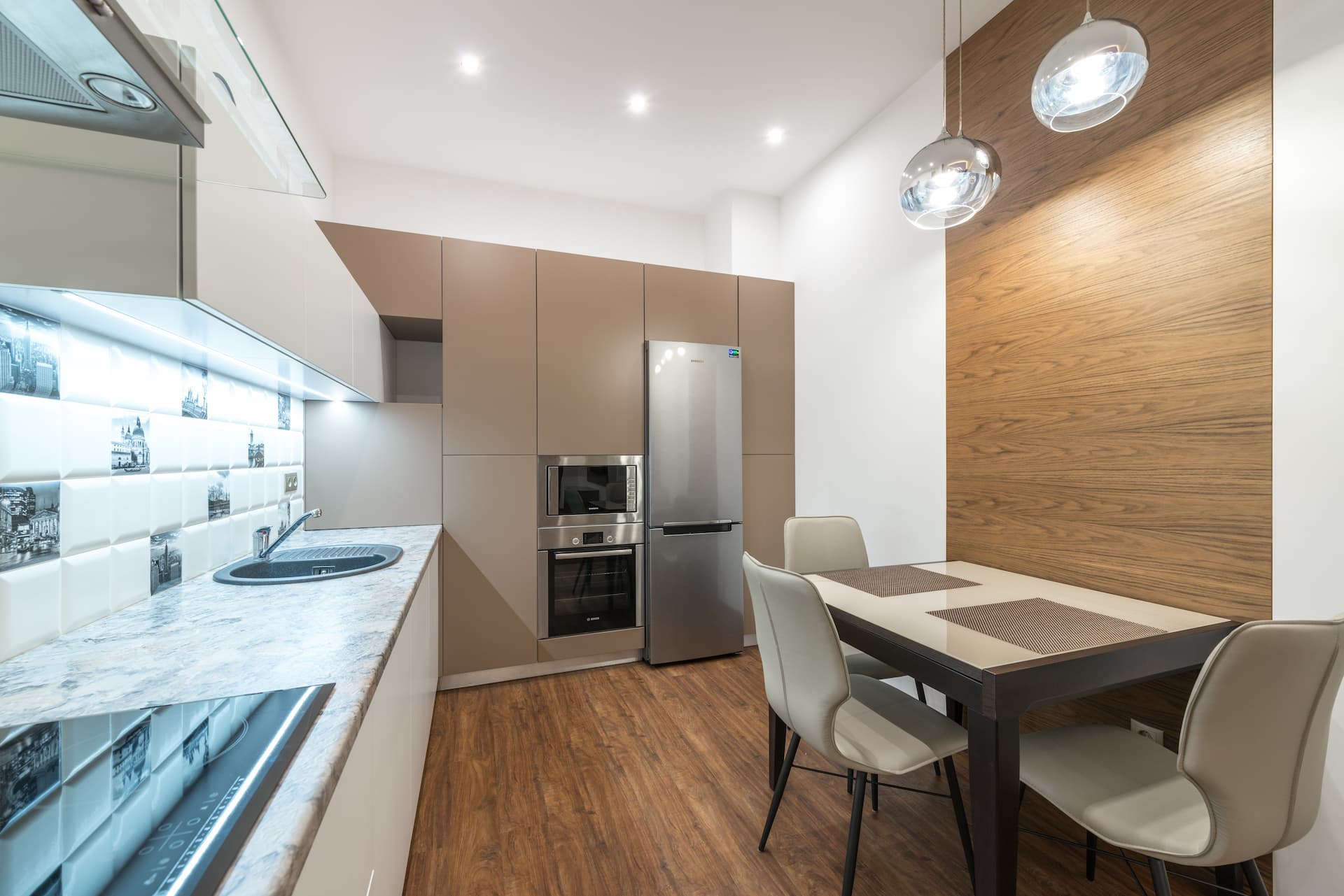 Suelo laminado oscuro en una cocina.